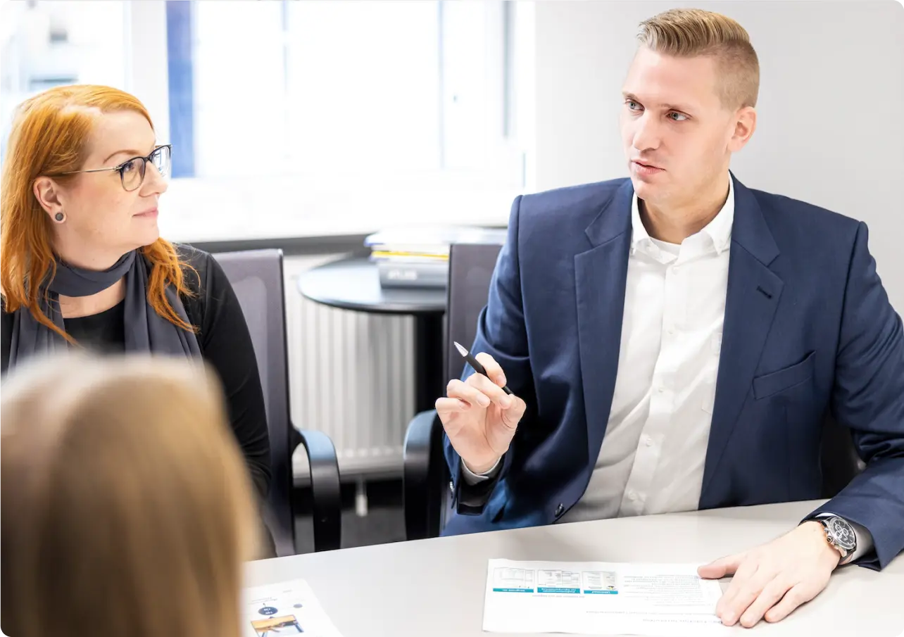 Mitarbeiter im Meetingraum
