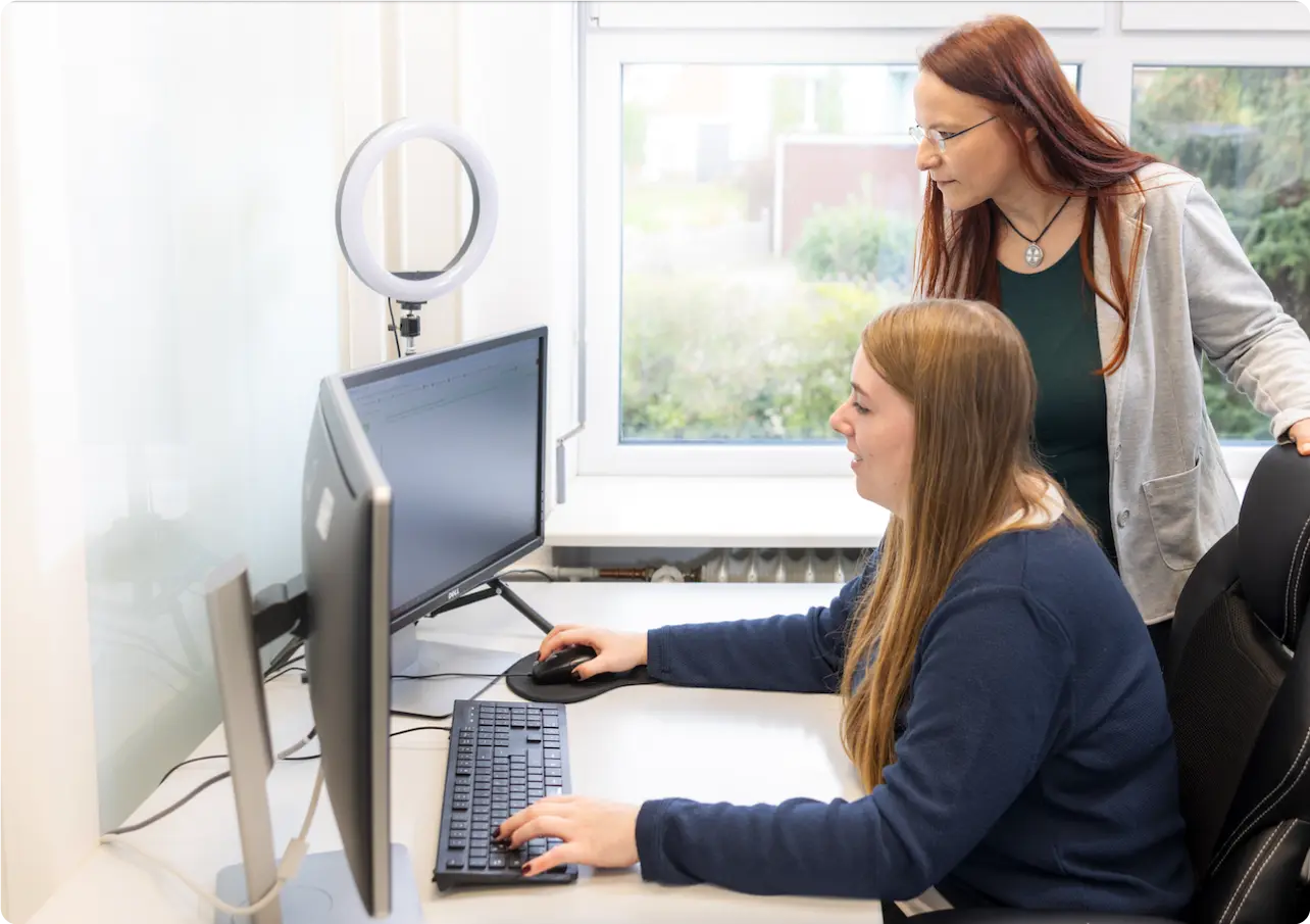 Mitarbeiterinnen am Computer im Büro