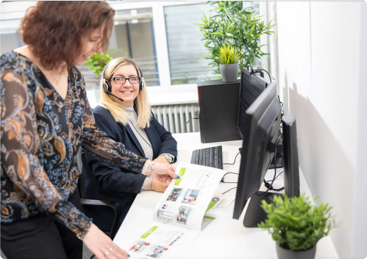 Mitarbeiterinnen im Büro am Schreibtisch
